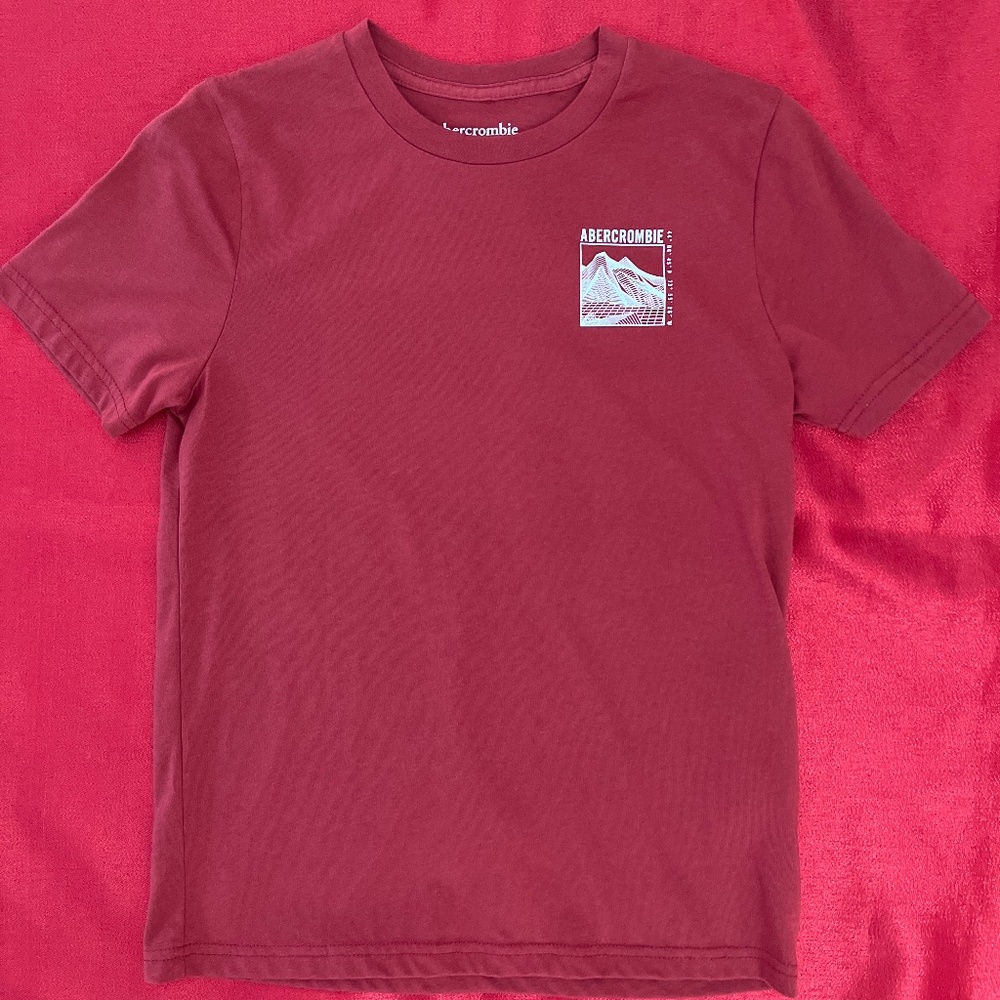 ⭐️⭐️Abercrombie Short Sleeve T-Shirt in Red/Maroon⭐️⭐️